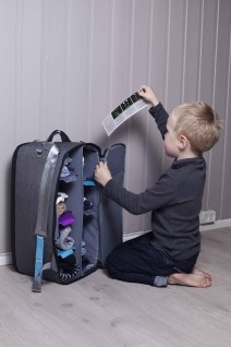 Bilde viser gutt som organiserer Smartpacken sin.